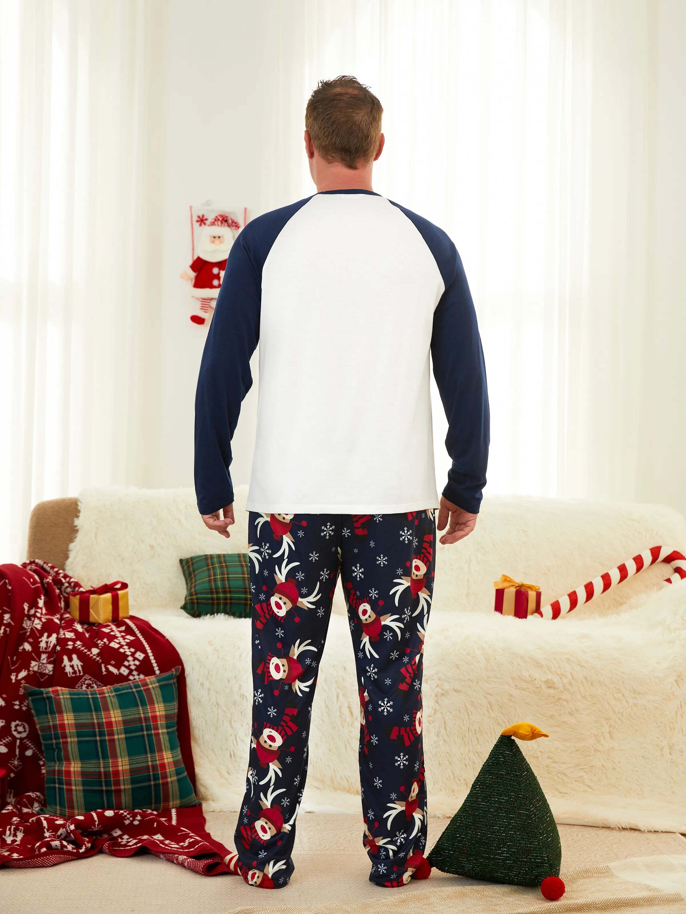 Christmas Family Pajamas Reindeer Pattern Big Graphic Raglan Sleeves Pajamas Sets with Christmas Socks Dark blue/White/Red