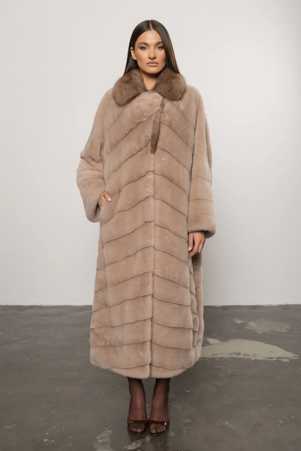 Haină din Blană Naturală de Vizon cu Guler din Zibelina, Femei, Cappuccino 426