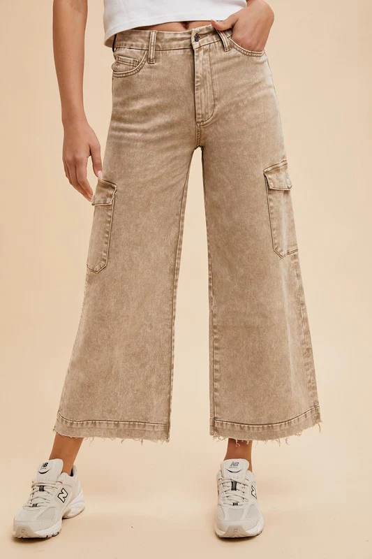 Wear Raw Hem Wide Leg Jeans with Cargo Pockets