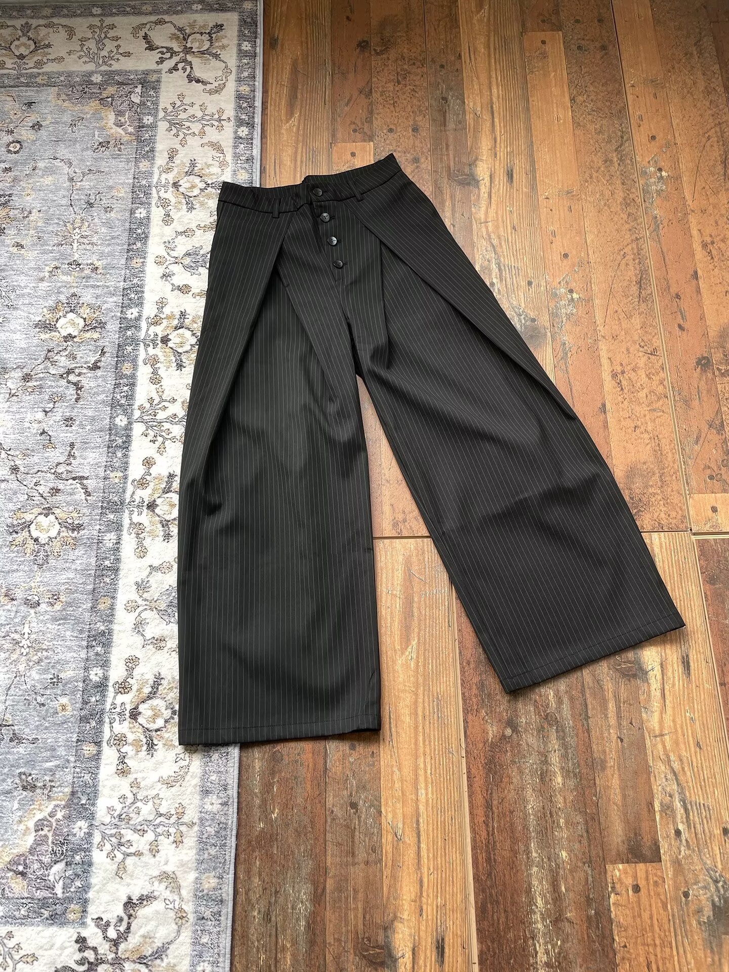 Pleated casual multi-button trousers