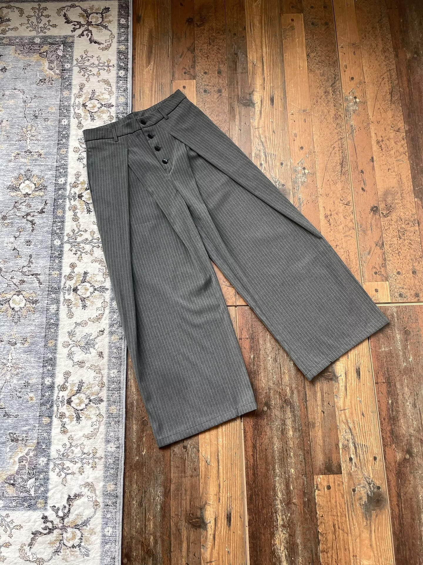 Pleated casual multi-button trousers