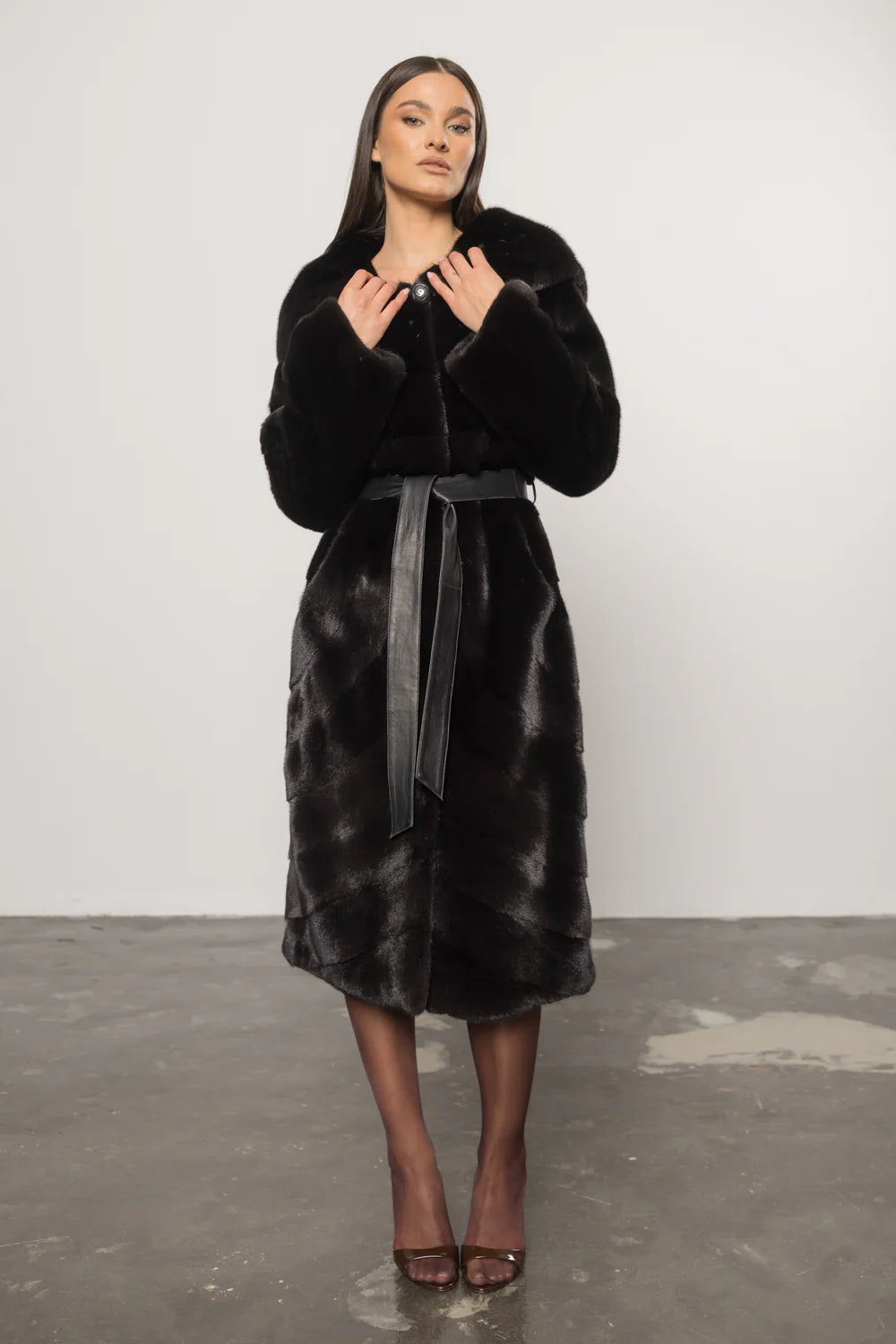 Palton din Blană Naturală de Vizon Blackglama, cu Glugă și Cordon din Piele, Diamond 424