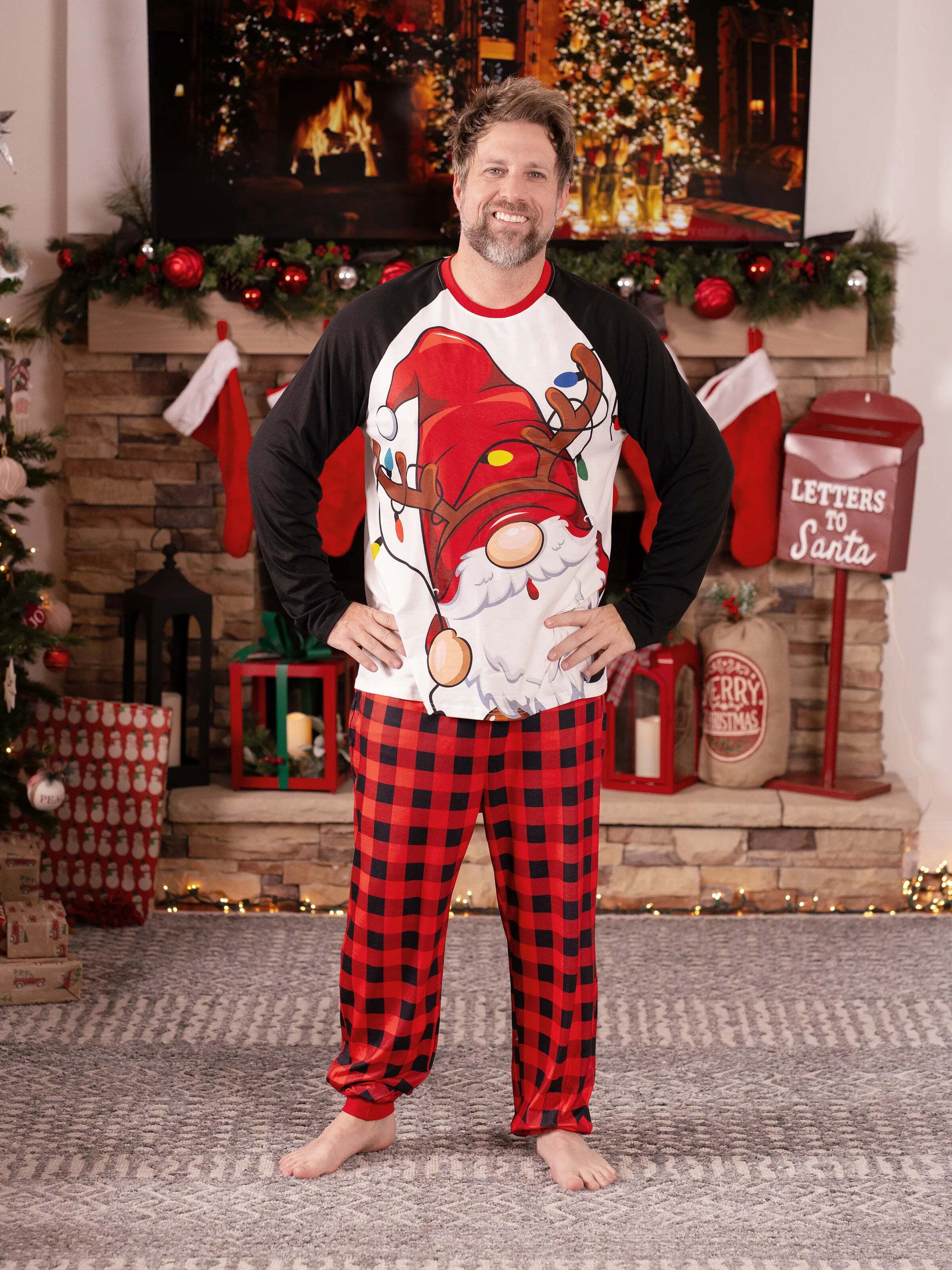 Christmas Family Matching Santa Print Raglan Sleeves Pajamas Sets with Christmas Socks (SGS Certied Safety) Red